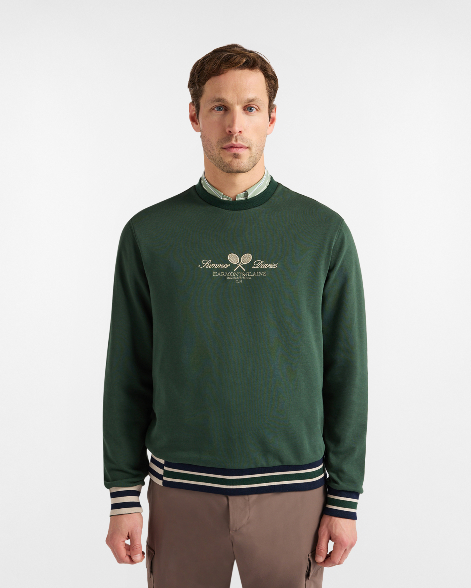 Sudadera con bordado y detalles a rayas.