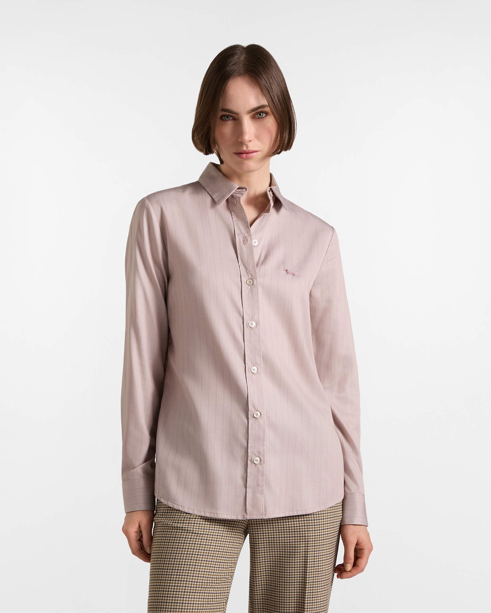 Camisa de mujer de tejido fluido con rayas en color arena