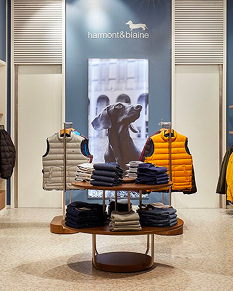 The dachshund logo makes its debut in the new luxury complex at Palacio de Hierro. Harmont & Blaine strengthens its long-standing partnership with the luxury department store Palacio de Hierro by unveiling a shop within the new Mítikah complex, which opened its doors to the public on 22 September in the Benito Juárez district, south of the capital.