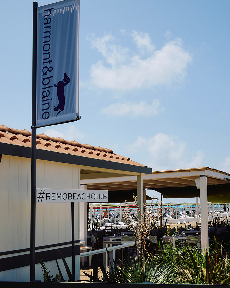From Naples to the coolest holiday destinations of this summer! Harmont & Blaine lands in Versilia and Costa Smeralda to seal two exclusive partnerships with two of the most stylish clubs of the moment: the Remo Beach Club in Forte dei Marmi and the Coffee Pot in Porto Rotondo.