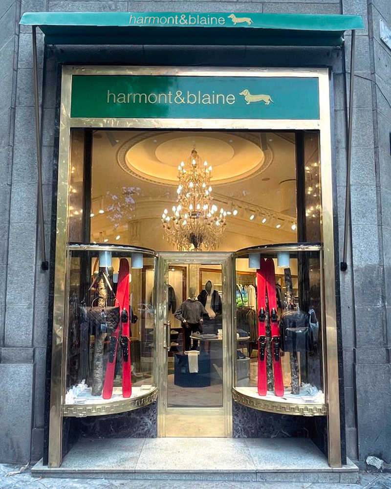 Harmont & Blaine strengthens its international business strategy with the opening of a new flagship store in Madrid, located in a historic building on Calle del Serrano, one of the main fashion and luxury shopping streets in the modern Salamanca district.
