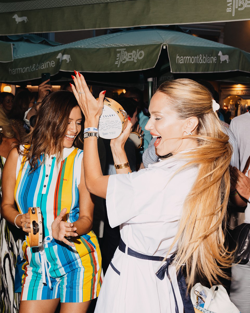 Venerdì 25 luglio, il cuore di Capri ha battuto al ritmo della musica e dello stile con una serata esclusiva al Bar Tiberio, che ha celebrato l’inizio della partnership tra Harmont & Blaine e uno dei luoghi simbolo dell’isola.